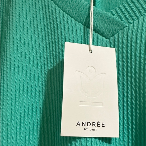 Andree Spearmint Ribbed V-Neck Top, M - Picture 5 of 6